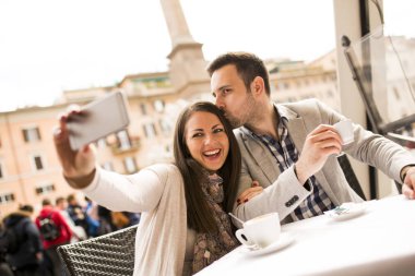 Çift alarak selfie restoranda Roma, İtalya