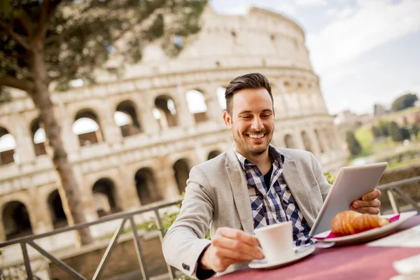 Young man sitting and having a cup of coffee in Rome, Italy — Stock Photo, Image