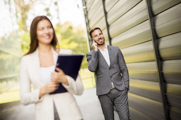 İki iş yürüyor ve cep telefonda konuşurken