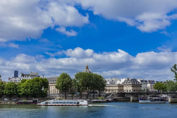 Turistické lodi na řece Seině v Paříži — Stock fotografie