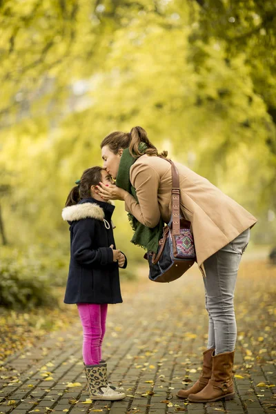 Anne ve kızı parkta. — Stok fotoğraf