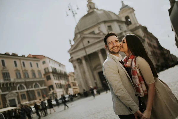 Amoroso casal em Roma, Itália — Fotografia de Stock