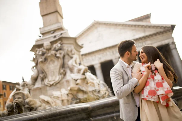 Happy αγάπη ζευγάρι, ο άνθρωπος και η γυναίκα που ταξιδεύουν για διακοπές στη Ρώμη — Φωτογραφία Αρχείου