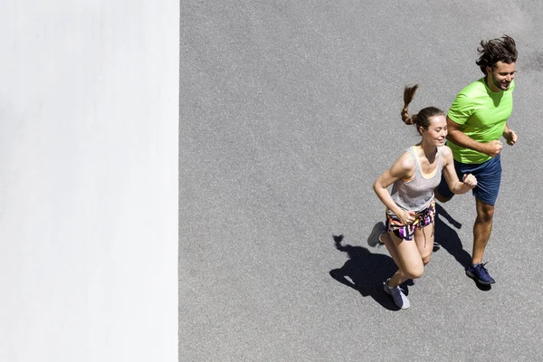 Yakışıklı ve güzel kadın birlikte koşu — Stok fotoğraf