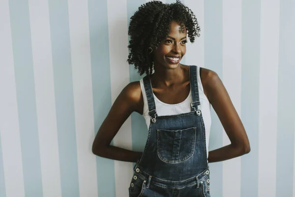 Pretty African American woman posing in jeans trousers — Stock Photo, Image