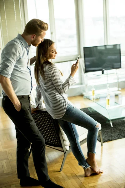 Pareja joven en la habitación —  Fotos de Stock