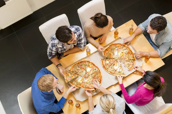 Молодые люди едят пиццу и пьют сидр — стоковое фото