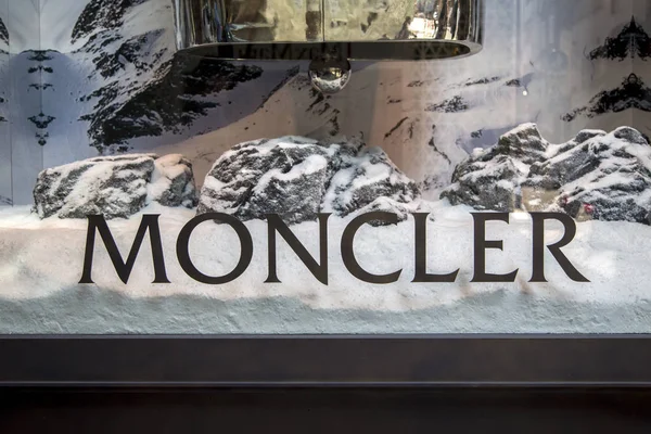Moncler κατάστημα λεπτομέρειες — Φωτογραφία Αρχείου