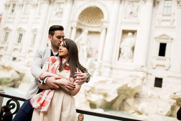 Turist çift üzerinde seyahat tarafından Trevi Çeşmesi Roma, İtalya. — Stok fotoğraf