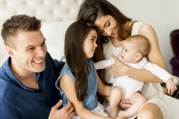 Anne ile kızı odasında