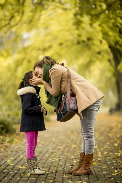 Anne ve kızı parkta. — Stok fotoğraf