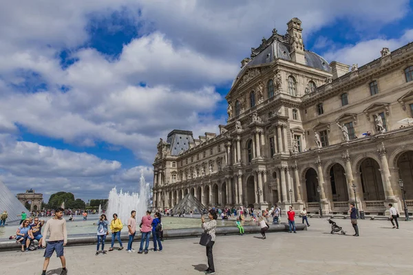 Paris 'teki Louvre Müzesi