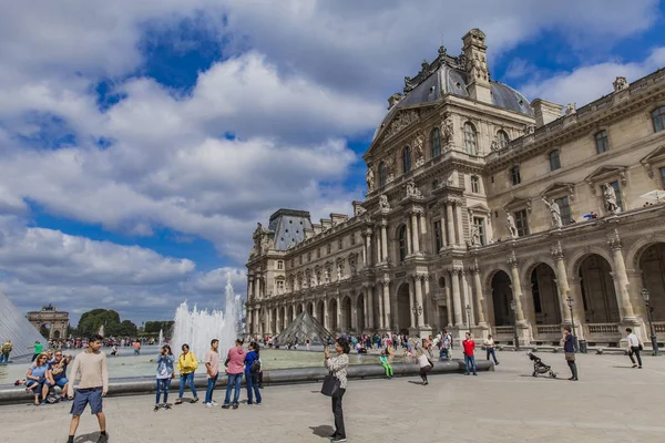 파리의 루브르 박물관 — 스톡 사진