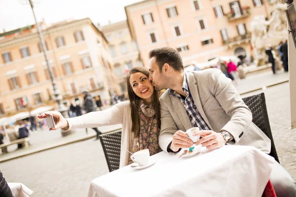 Para biorąc selfie w restauracji w Rzymie — Zdjęcie stockowe