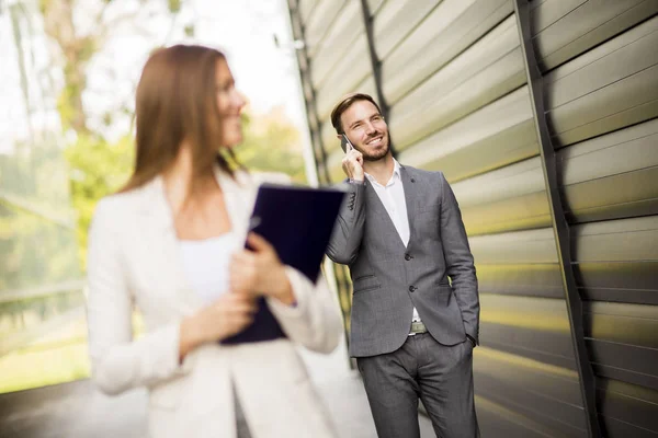 Business coppia a piedi e parlando sul telefono cellulare — Foto Stock