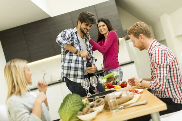 Gruppe junger Leute trinkt Wein im Zimmer — Stockfoto