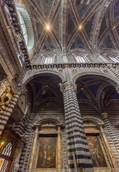 Wnętrze katedry w Sienie we Włoszech — Zdjęcie stockowe