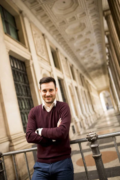 Guapo joven de pie al aire libre —  Fotos de Stock