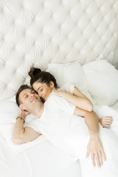 Coppia amorevole nel letto — Foto Stock