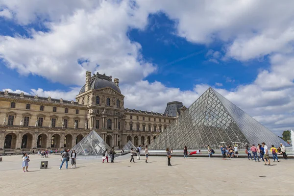 Paris 'teki Louvre Müzesi