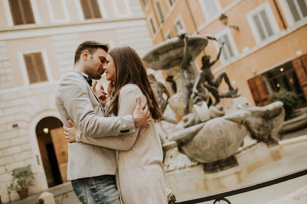 Verliefde paar in Rome, Italië — Stockfoto