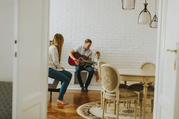 Famiglia Heppy con chitarra — Foto Stock