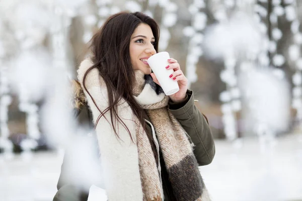 Bella giovane donna che beve tè caldo — Foto Stock