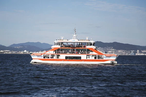Miyajima szigetére tartó komp kikötőjétől — Stock Fotó