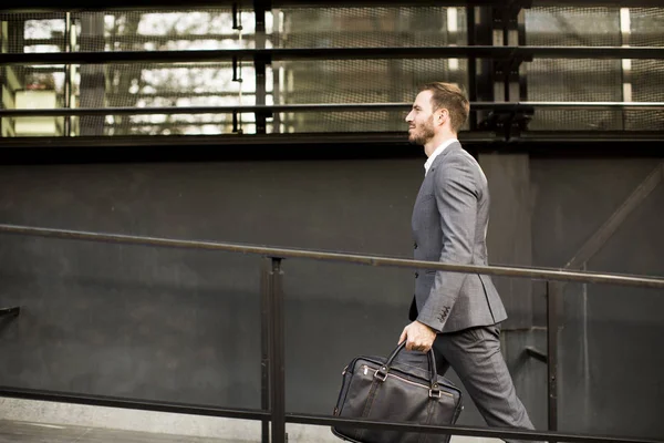 İş deri çanta ile takım elbiseli adamı işe gider