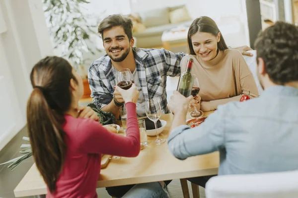 Groep jongeren drinken van wijn op de kamer — Stockfoto