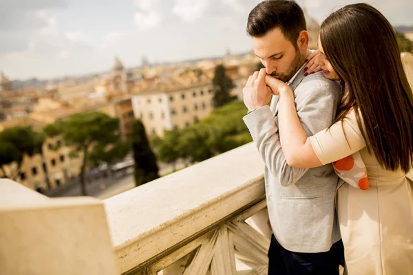 Happy loving para, mężczyzna i kobieta w podróży na wakacje w Rzymie — Zdjęcie stockowe