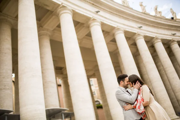 Ζευγάρι ερωτευμένων στην πλατεία του Αγίου Πέτρου στο Βατικανό — Φωτογραφία Αρχείου