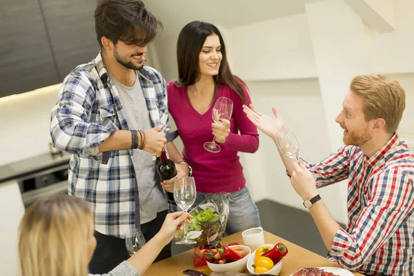 Gruppo di giovani che bevono vino in camera — Foto Stock