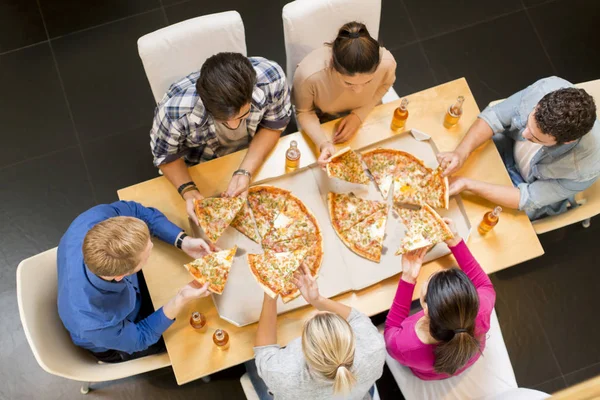 Νέοι άνθρωποι τρώνε πίτσα και πίνουν μηλίτη — Φωτογραφία Αρχείου