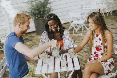 Kafede gençlerin grup