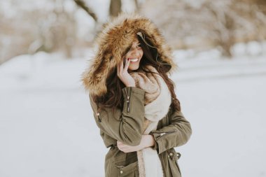 Parkta telefon kullanan genç kadın