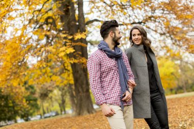 Parktaki genç çift.