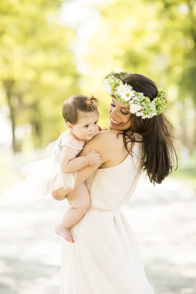 Ung kvinna med baby girl — Stockfoto