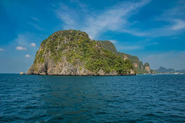 Maya Bay at Phi Phi archipelago in Thailand — Stock Photo, Image