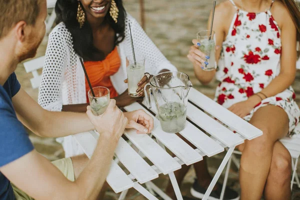 Group of young people in the cafe — Stock Photo, Image