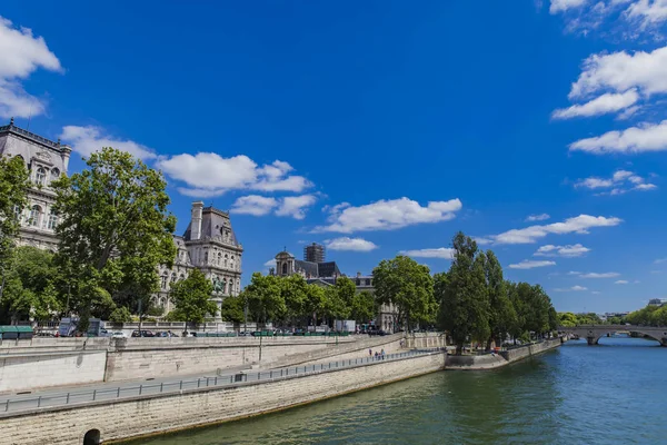 Řeka Seine v Paříži — Stock fotografie