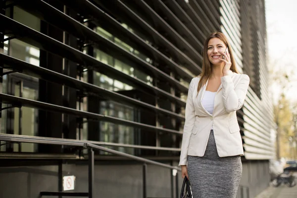 Cep telefonu kullanan iş kadını