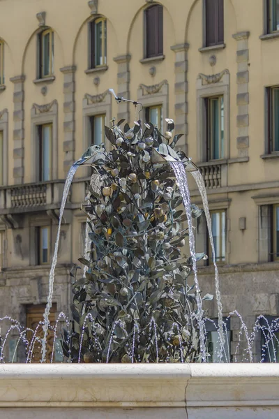 Fountain at Piazza Liberta in Bergamo — 스톡 사진