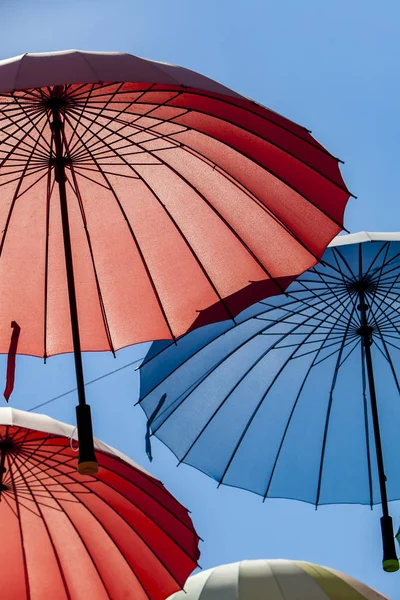Вид на красочные зонтики — стоковое фото