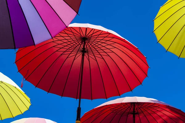 Blick auf bunte Regenschirme — Stockfoto