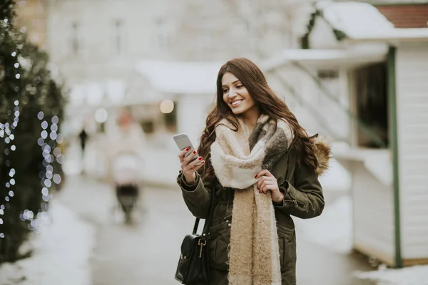 Giovane donna che utilizza il telefono nel parco — Foto Stock