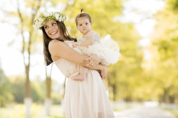 Junge Frau mit Baby-Mädchen — Stockfoto