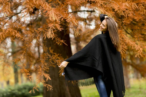 Jovem mulher na floresta de outono — Fotografia de Stock