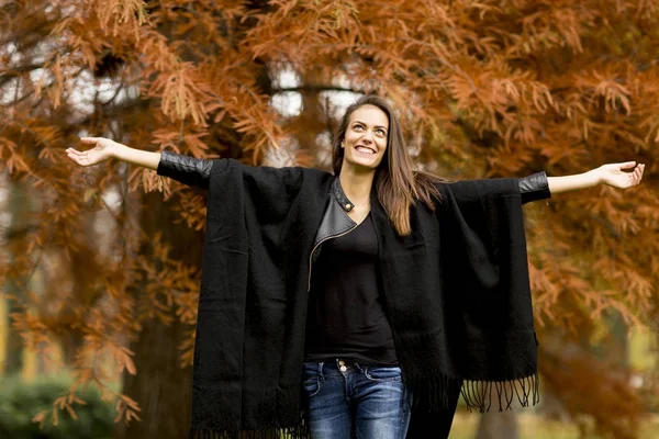 Jovem mulher na floresta de outono — Fotografia de Stock