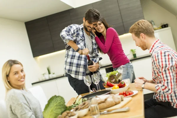 Gruppo di giovani che bevono vino in camera — Foto Stock